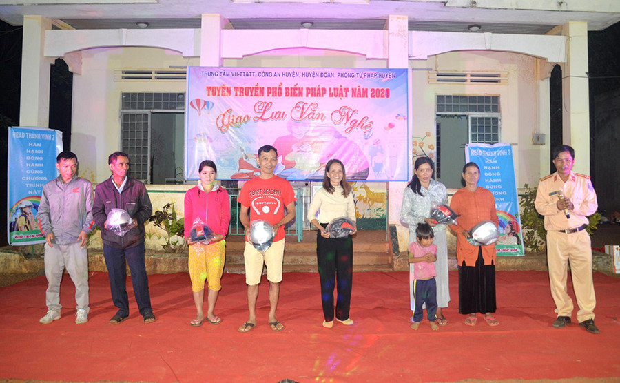 Tặng mũ bảo hiểm cho người dân các làng ở thị trấn Nhơn Hòa (huyện Chư Pưh) tại buổi tuyên truyền, phổ biến pháp luật. Ảnh: Nguyễn Hữu  Tặng mũ bảo hiểm cho người dân các làng ở thị trấn Nhơn Hòa (huyện Chư Pưh) tại buổi tuyên truyền phổ biến pháp luật. Ảnh: Nguyễn Hữu