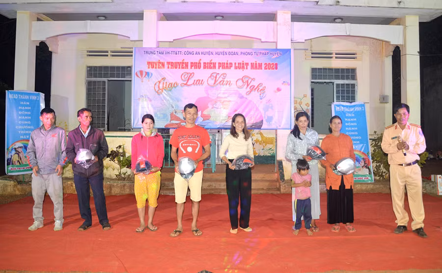 Tặng mũ bảo hiểm cho người dân các làng ở thị trấn Nhơn Hòa (huyện Chư Pưh) tại buổi tuyên truyền, phổ biến pháp luật. Ảnh: Nguyễn Hữu Tặng mũ bảo hiểm cho người dân các làng ở thị trấn Nhơn Hòa (huyện Chư Pưh) tại buổi tuyên truyền phổ biến pháp luật. Ảnh: Nguyễn Hữu