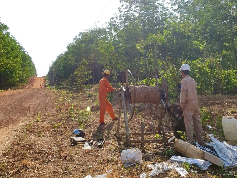Điện lực Chư Prông thi công đường dây cấp điện cho các Đồn Biên phòng. Ảnh: Hà Duy