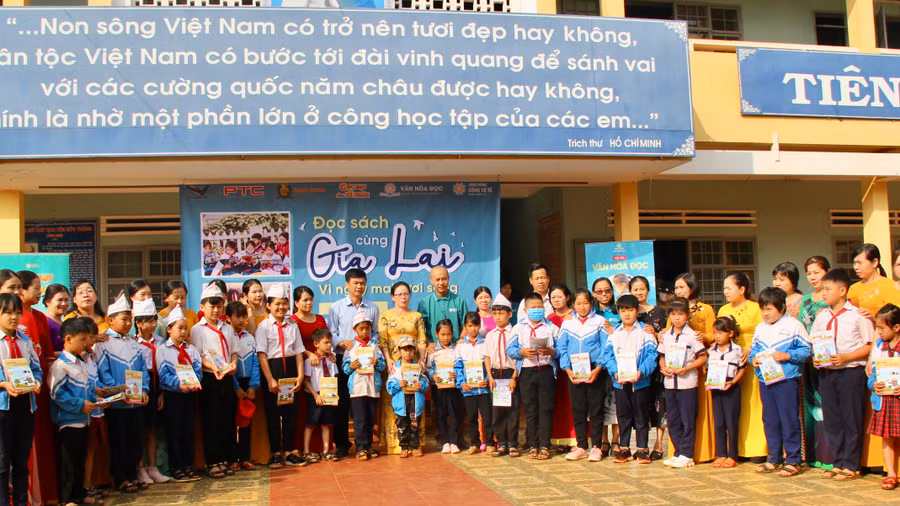 Các thành viên của dự án giao lưu cùng học sinh trong 