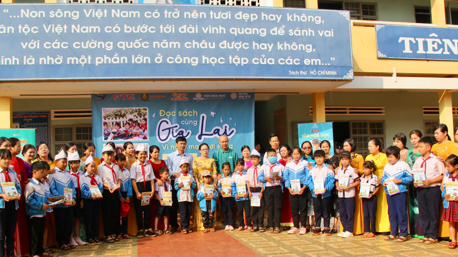 Các thành viên của dự án giao lưu cùng học sinh trong 