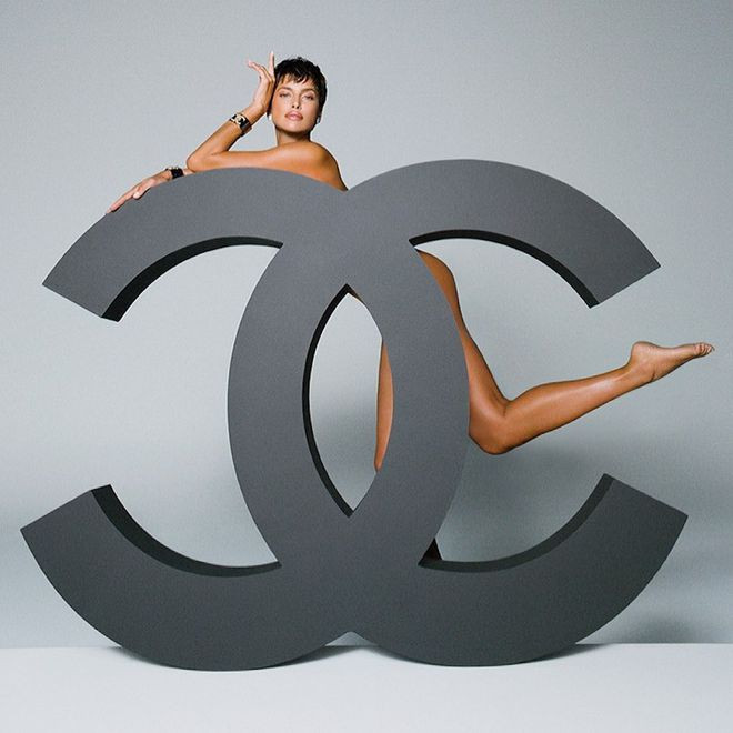 Mỹ nhân người Nga không ngại cởi đồ trước ống kính. ẢNH: INSTAGRAM NV