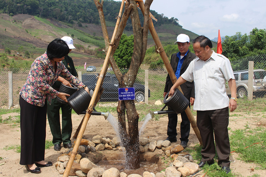 Các đại biểu trồng cây lưu niệm tại khuôn viên Bia di tích. Ảnh: Phan Lài Các đại biểu trồng và chăm sóc cây lưu niệm tại khuôn viên bia di tích. Ảnh: Phan Lài