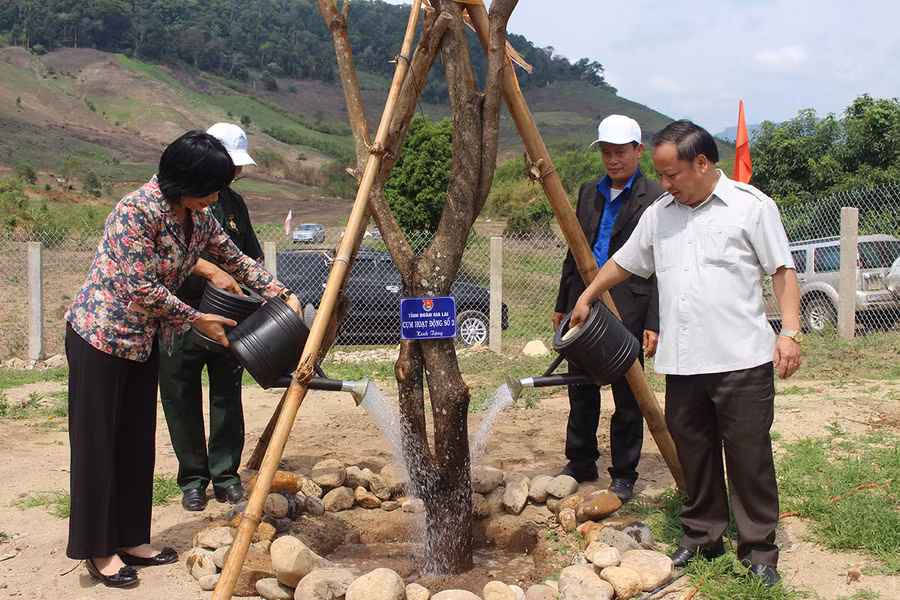 Các đại biểu trồng và chăm sóc cây lưu niệm tại khuôn viên bia di tích. Ảnh: Phan Lài