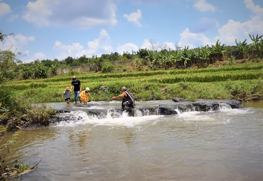Nhiều du khách tìm tới dòng suối Ia Nil tham quan, tìm hiểu. Ảnh Trần Dung