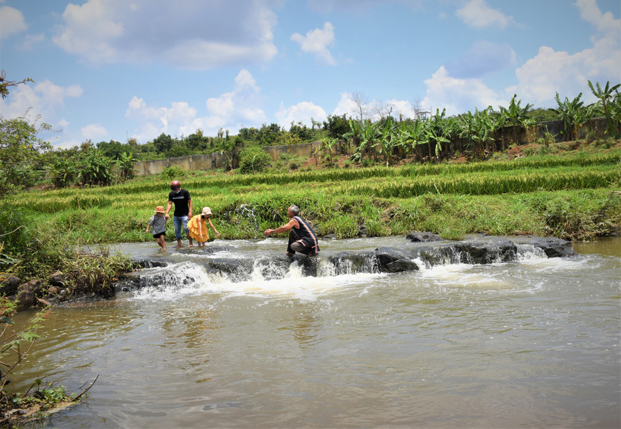 Nhiều du khách tìm tới dòng suối Ia Nil tham quan, tìm hiểu. Ảnh Trần Dung