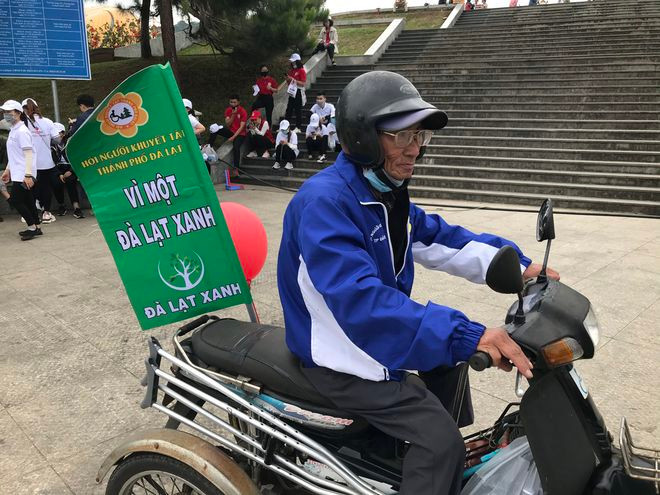 Thành viên Hội Người khuyết tật Đà Lạt diễu hành bằng xe 3 bánh vận động người dân Vì một Đà Lạt xanh. ẢNH: LÂM VIÊN