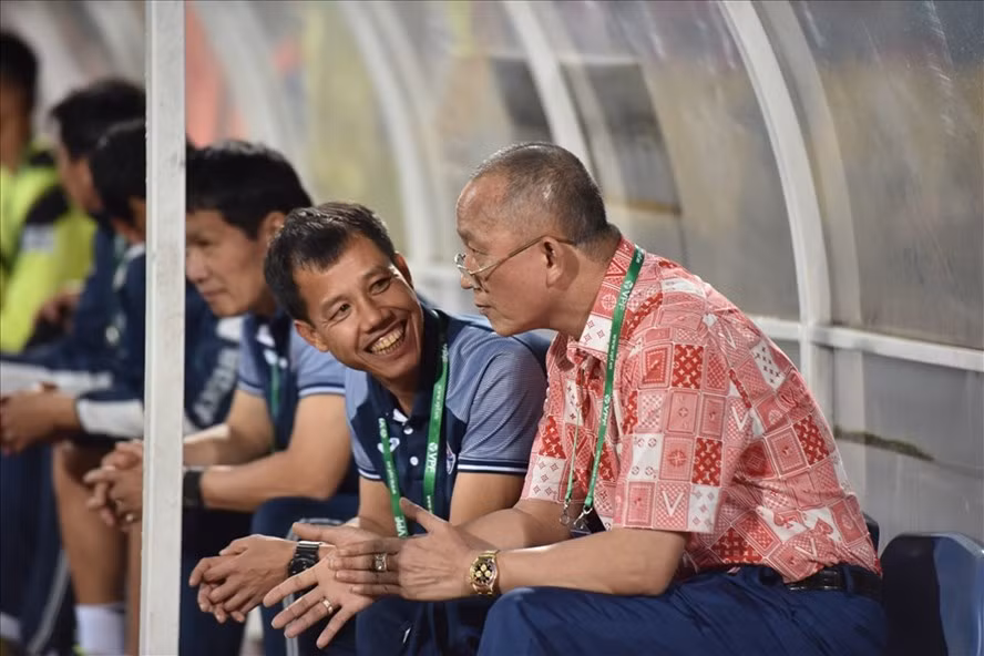 Chủ tịch Phạm Thanh Hùng và huấn luyện viên Hoàng Thọ vẫn sát cánh cùng đội bóng. Ảnh: Minh Hiếu