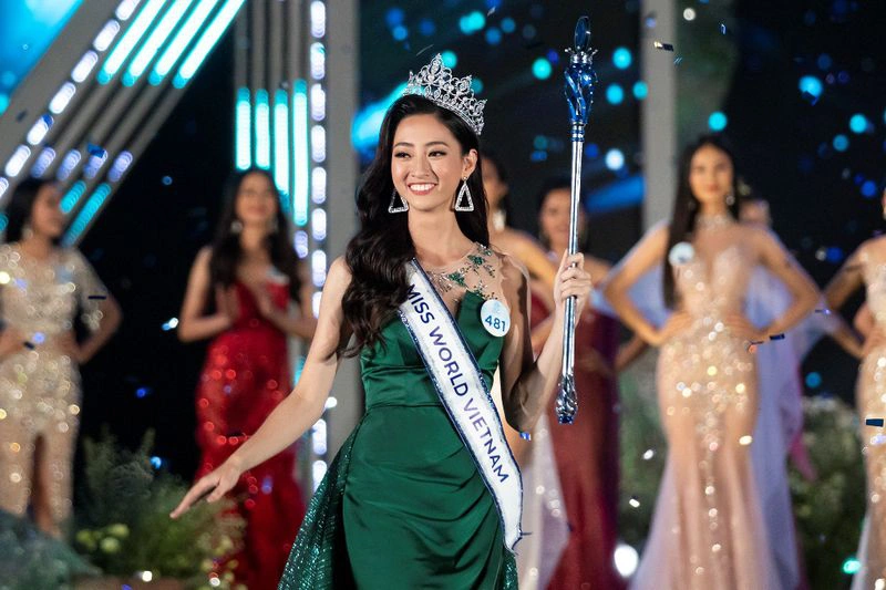 Lương Thùy Linh đăng quang ngôi vị cao nhất tại Miss World Vietnam 2019. Chiến thắng của cô nhận được sự ủng hộ của cư dân mạng bởi ngoài nhan sắc xinh đẹp, cô còn sở hữu thành tích học tập ấn tượng. Với lợi thế đó, người đẹp mang về thành tích cao cho Việt Nam tại đấu trường Miss World 2019. Cô vào top 12 chung cuộc dù thời gian chuẩn bị cho cuộc thi không nhiều. ẢNH: TL