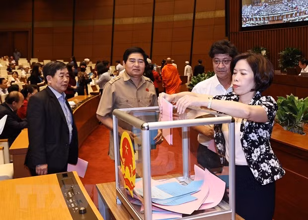 Các đại biểu Quốc hội bỏ phiếu bầu về công tác nhân sự. (Ảnh: Trọng Đức/TTXVN)
