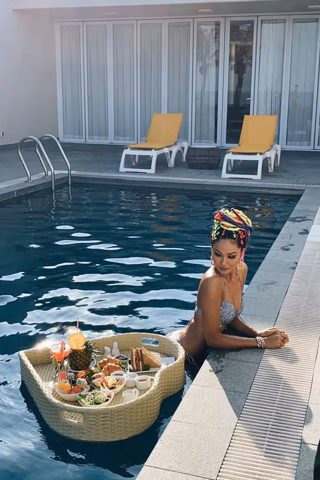 H'Hen Niê tích cực phơi nắng để có một làn da khỏe khoắn và gợi cảm hơn. ẢNH: FBNV