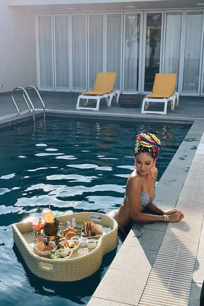 H'Hen Niê tích cực phơi nắng để có một làn da khỏe khoắn và gợi cảm hơn. ẢNH: FBNV