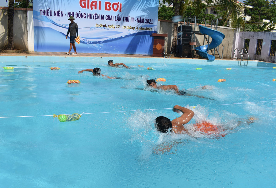 Các vận động viên tham gia thi đấu. Ảnh: Phan Thương