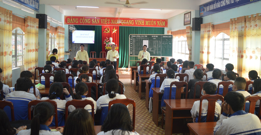  Tại buổi tư vấn, các giảng viên, chuyên gia tâm lý còn giải đáp nhiều thắc mắc của học sinh. Ảnh: Anh Huy