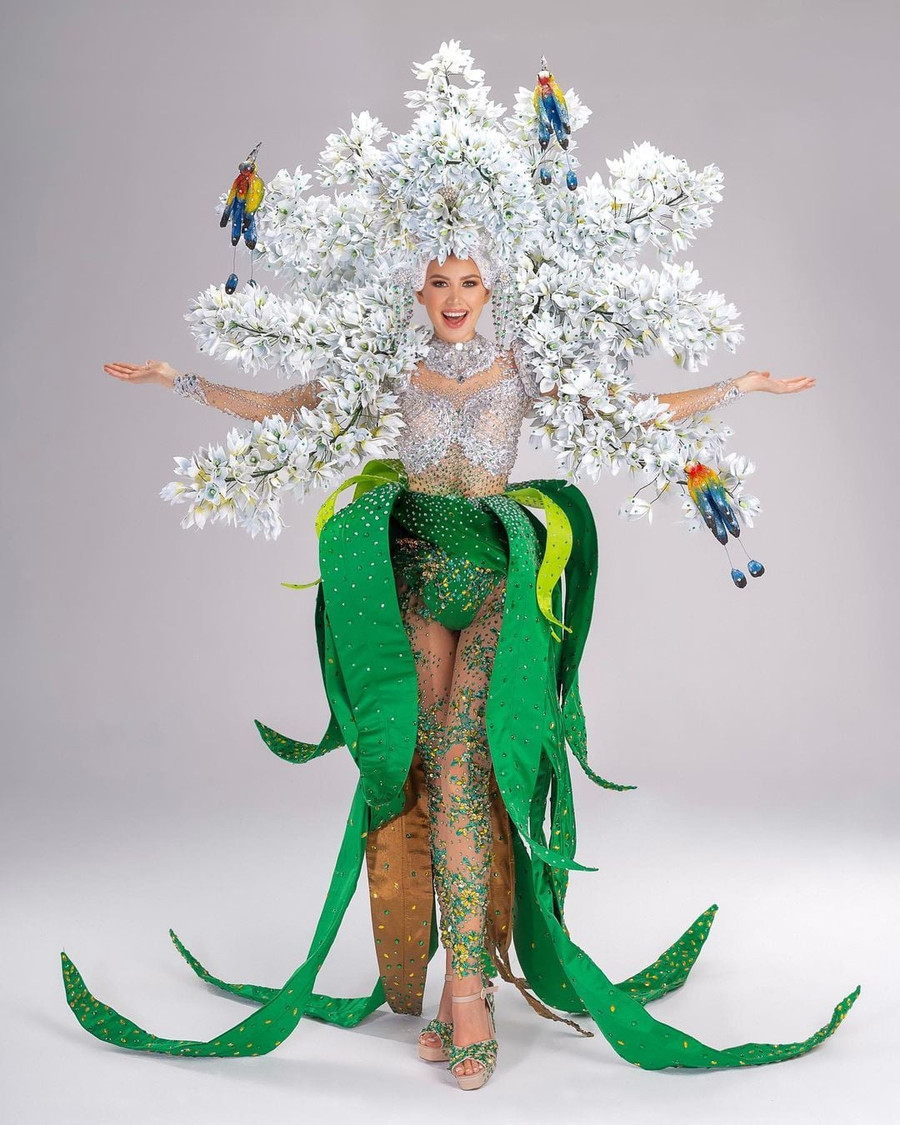 Thiết kế của người đẹp đến từ El Salvador lấy cảm hứng từ Izote, quốc hoa của đất nước này. Thông qua đó, cô muốn gửi gắm thông điệp bảo vệ môi trường đến với mọi người. ẢNH: MISSOSOLOGY