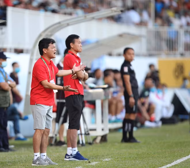 HLV Văn Sỹ tự hào về tinh thần của các cầu thủ Nam Định. Ảnh: MINH TRẦN