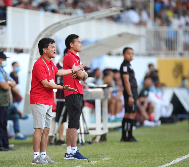 HLV Văn Sỹ tự hào về tinh thần của các cầu thủ Nam Định. Ảnh: MINH TRẦN