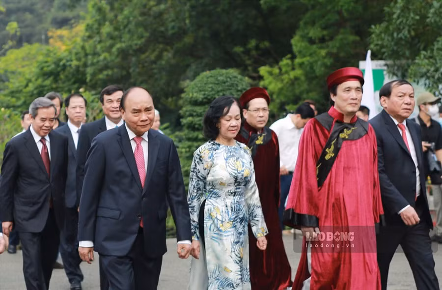 Chủ tịch nước Nguyễn Xuân Phúc cùng lãnh đạo Đảng, Nhà nước tham dự Lễ dâng hương tưởng nhớ công ơn của các Vua Hùng.