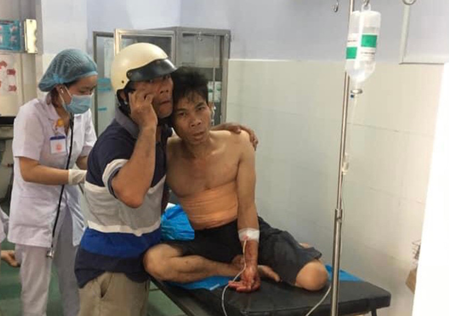 Một nạn nhân bị đối tượng Ca đâm đang được cấp cứu tại bệnh viện. Ảnh: CTV 11 nạn nhân bị đối tượng Ca đâm bị thương đang được cấp cứu tại bệnh viện Ảnh CTV