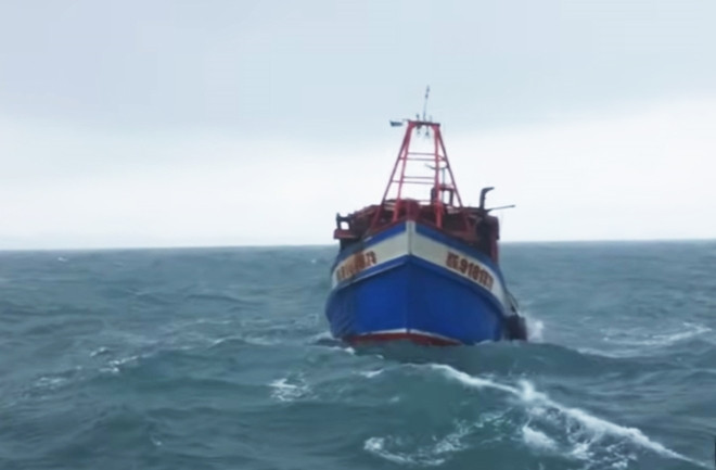 Con tàu nhỏ bé vẫn hiên ngang trước sóng gió đại dương.