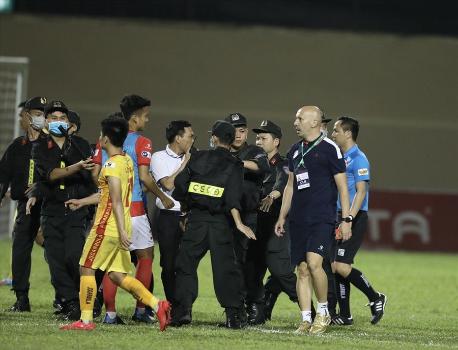 Trợ lý huấn luyện viên Viegas Luis (áo xanh đen, đeo thẻ) nhận thẻ đỏ sau hành vi phản ứng thái quá với trọng tài. Ảnh: N.Đ