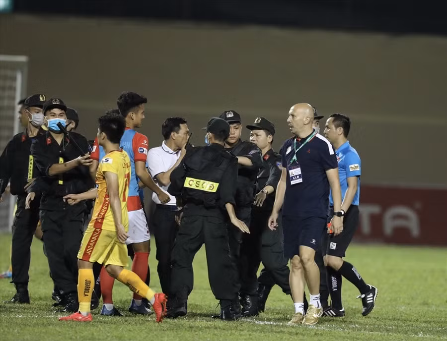 Trợ lý huấn luyện viên Viegas Luis (áo xanh đen, đeo thẻ) nhận thẻ đỏ sau hành vi phản ứng thái quá với trọng tài. Ảnh: N.Đ