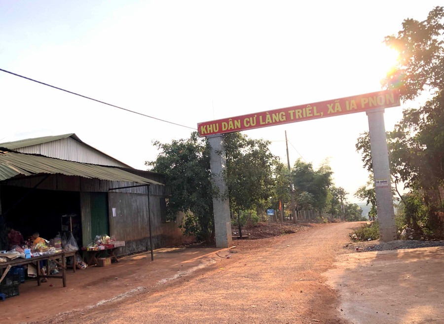 Đường vào làng Triêl (xã Ia Pnôn, huyện Đức Cơ). Ảnh Lê Hòa