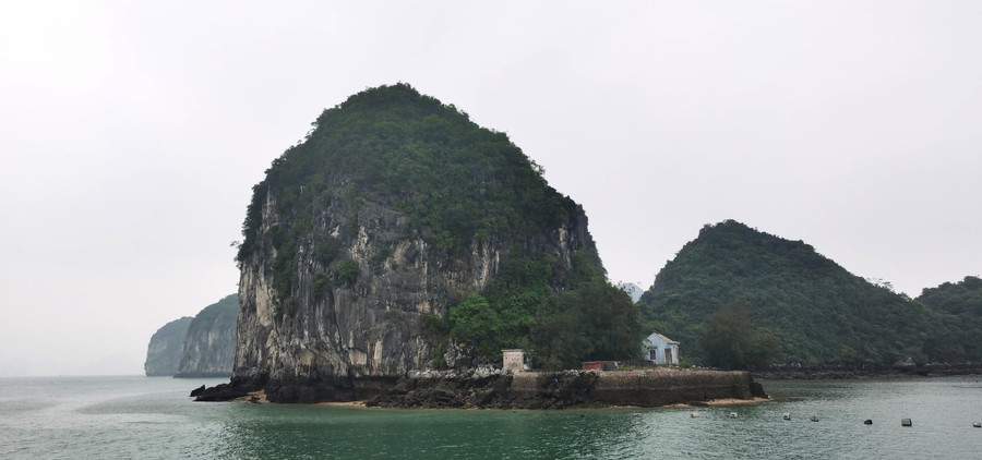Rong chơi trên vịnh Bái Tử Long đôi khi du khách còn bắt gặp những ngôi nhà nhỏ của cư dân. ẢNH N.H