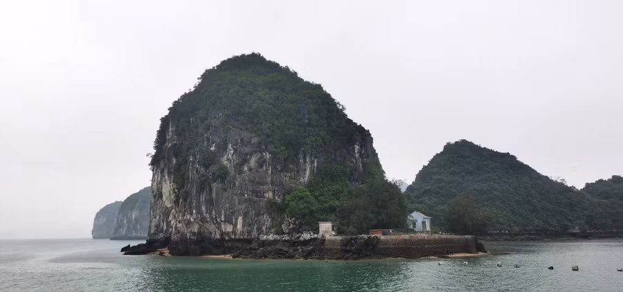 Rong chơi trên vịnh Bái Tử Long đôi khi du khách còn bắt gặp những ngôi nhà nhỏ của cư dân. ẢNH N.H