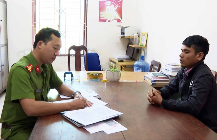 Điều tra viên Phòng CSHS đấu tranh với đối tượng giết người. Ảnh: Lê Gia