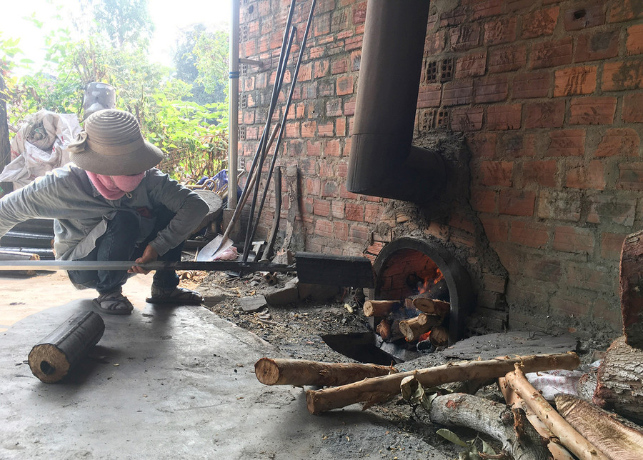  Để bảo vệ sức khỏe, vợ chồng chị Bình luôn đeo khẩu trang. Ảnh: Vĩnh Hoàng