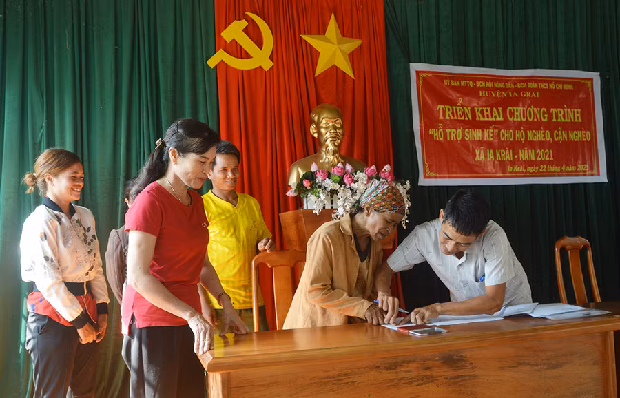  Trao tiền “hỗ trợ sinh kế” cho các hộ. Ảnh: Minh Thoan