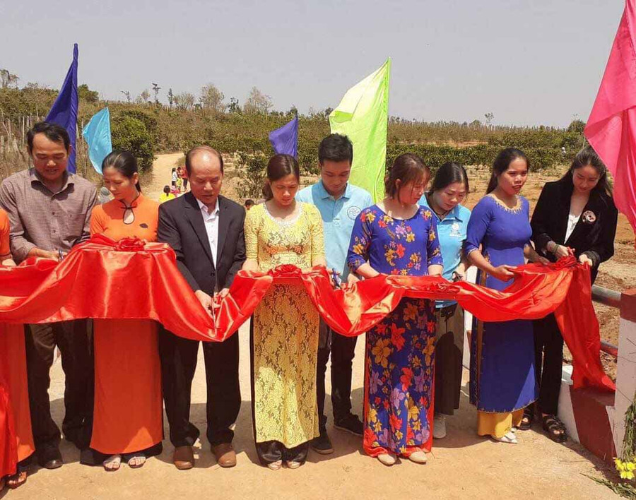 Cắt băng khánh thành cầu dân sinh 1