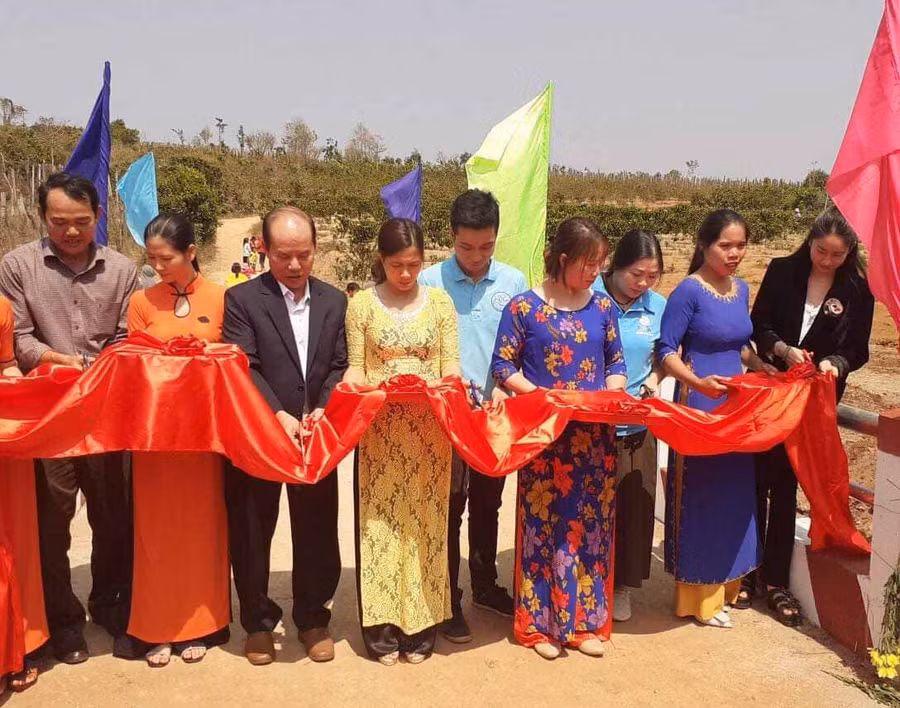 Cắt băng khánh thành cầu dân sinh 1