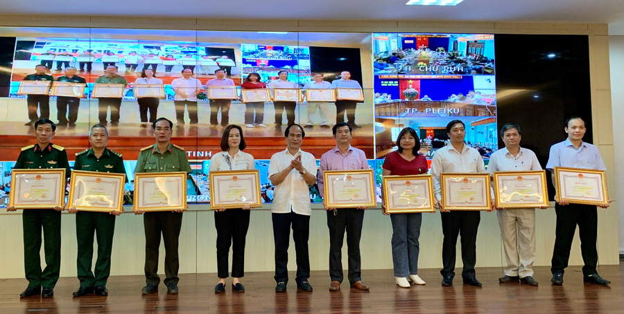 Chủ tịch UBND tỉnh Võ Ngọc Thành tặng bằng khen cho các tập thể có thành tích xuất sắc trong công tác phòng-chống dịch Covid-19. Ảnh: Như Nguyện Chủ tịch UBND tỉnh Võ Ngọc Thành trao bằng khen cho các tập thể có thành tích xuất sắc trong phòng-chống dịch Covid. Ảnh: Như Nguyện