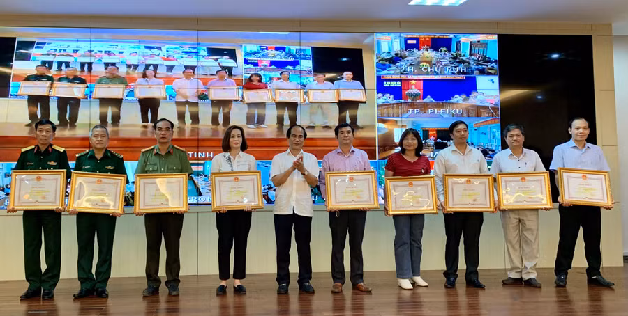  Chủ tịch UBND tỉnh Võ Ngọc Thành trao bằng khen cho các tập thể có thành tích xuất sắc trong phòng-chống dịch Covid. Ảnh: Như Nguyện