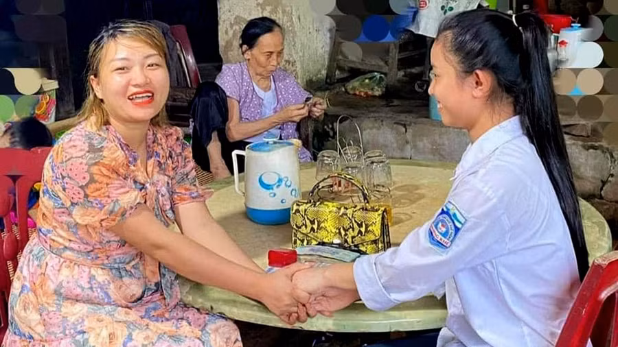 Chị Thắm vui mừng khi nhận lại tài sản đánh rơi do em Dung nhặt được - Ảnh Tân Kỳ