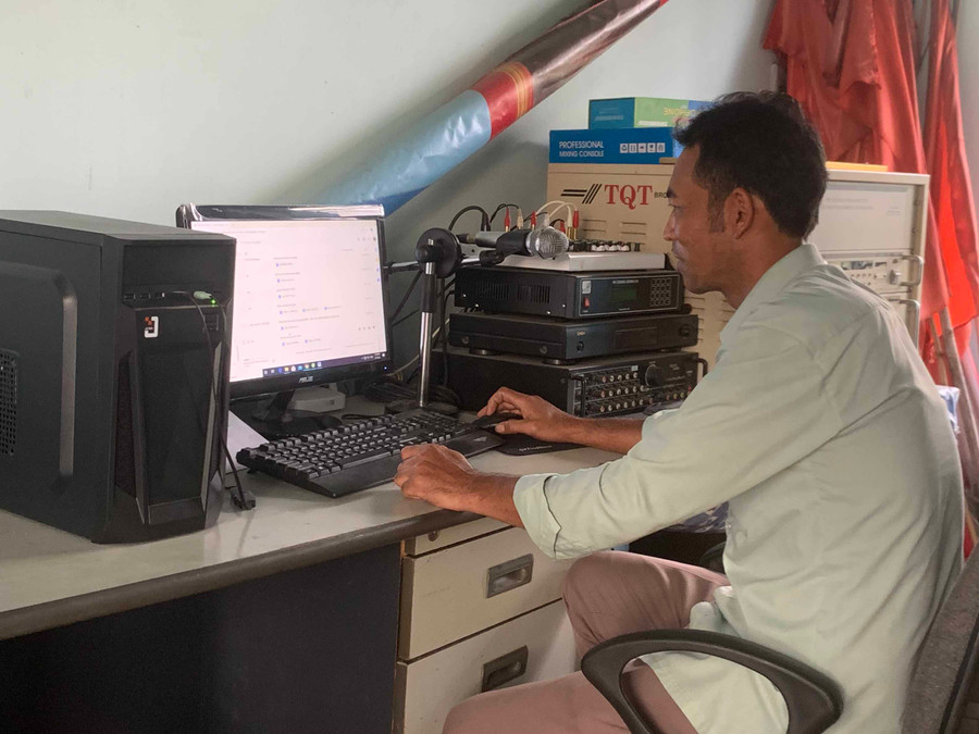 Việc ứng dụng công nghệ thông tin vào giải quyết công việc giúp cán bộ, công chức, viên chức của xã Ia Ma Rơn (huyện Ia Pa) đẩy nhanh tiến độ, tiết kiệm thời gian, phục vụ Nhân dân tốt hơn. Ảnh: Phương Vi 2. Việc ứng dụng công nghệ thông tin vào giải quyết công việc giúp cán bộ, công chức, viên chức của xã Ia Mrơn đẩy nhanh tiến độ, tiết kiệm thời gian, phục vụ Nhân dân tốt hơn-ảnh P.V