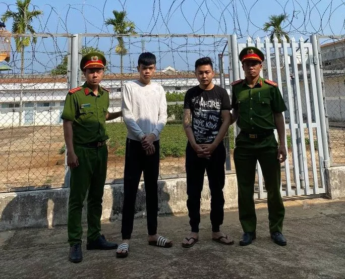 Hai đối tượng tại cơ quan công an