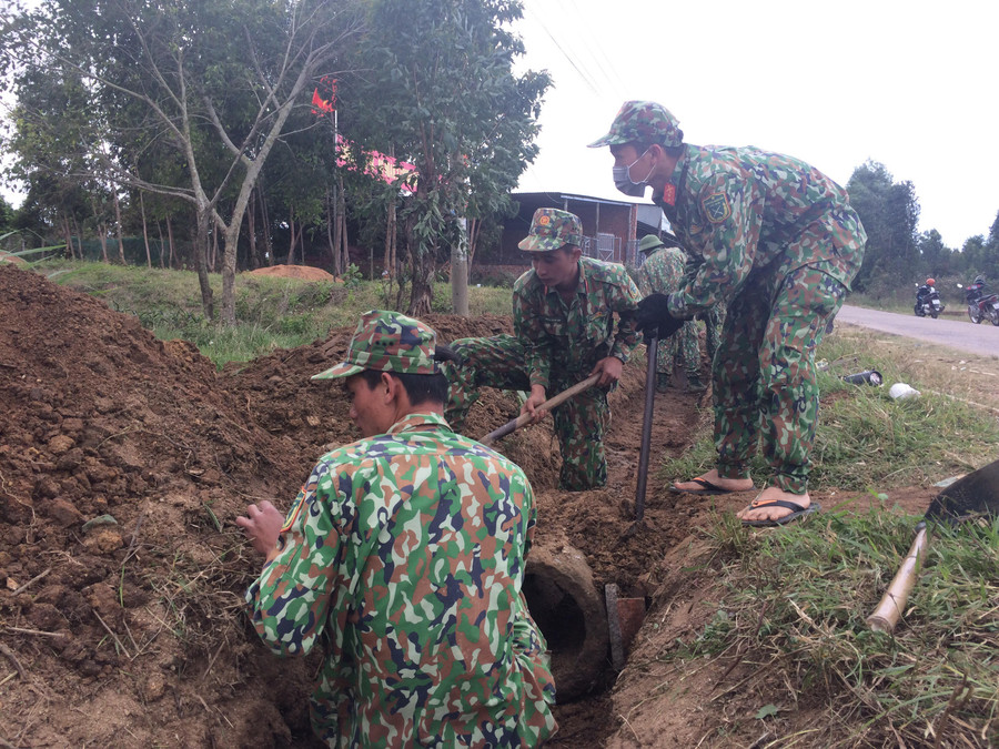  Tích cực phối hợp với các đơn vị quân đội để xây dựng nông thôn mới. Ảnh: Nguyễn Hiền