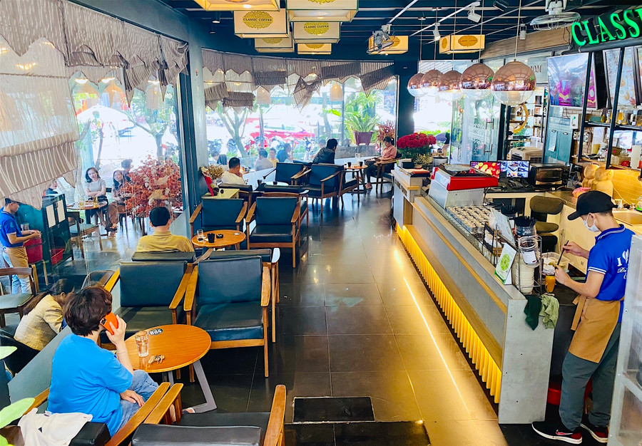 Nhiều quán cà phê ở TP. Pleiku khá thưa vắng khách trong ngày 30-4. Ảnh: Mộc Trà