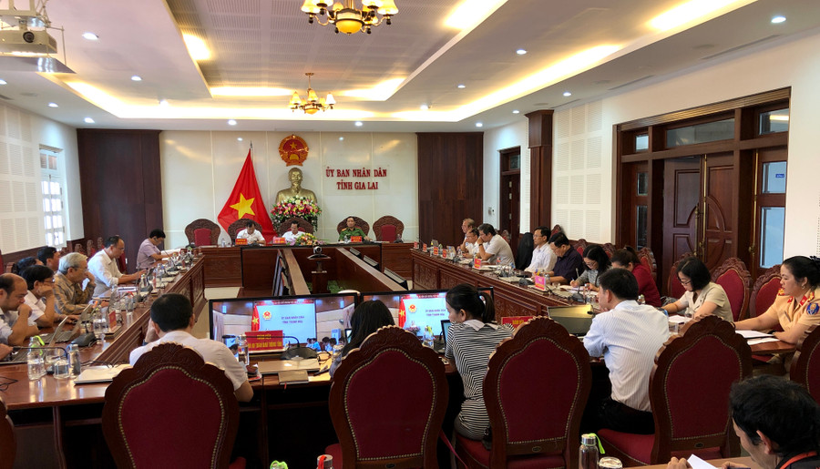 Quang cảnh hội nghị tại điểm cầu Gia Lai. Ảnh: Lê Hòa Điểm cầu tỉnh Gia Lai kết nối Hội nghị trực tuyến toàn quốc sơ kết công tác đảm bảo trật tự ATGT quý I và phương hướng, nhiệm vụ quý II năm 2021. Ảnh: Lê Hòa