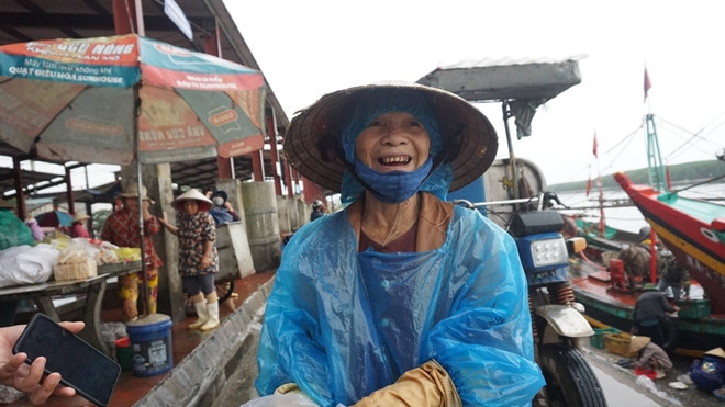 Bà Loan cười tươi vì hôm nay mót được nhiều cá.