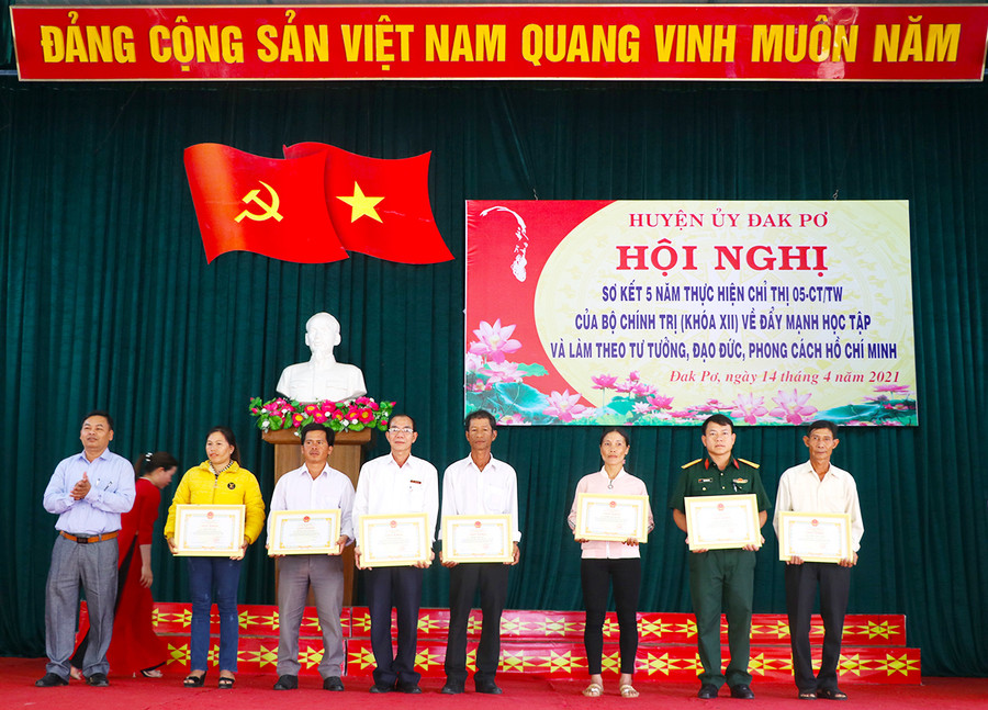 Chủ tịch UBND huyện Đak Pơ tặng giấy khen cho các cá nhân có thành tích xuất sắc trong học tập và làm theo tư tưởng, đạo đức, phong cách Hồ Chí Minh. Ảnh: An Phát 