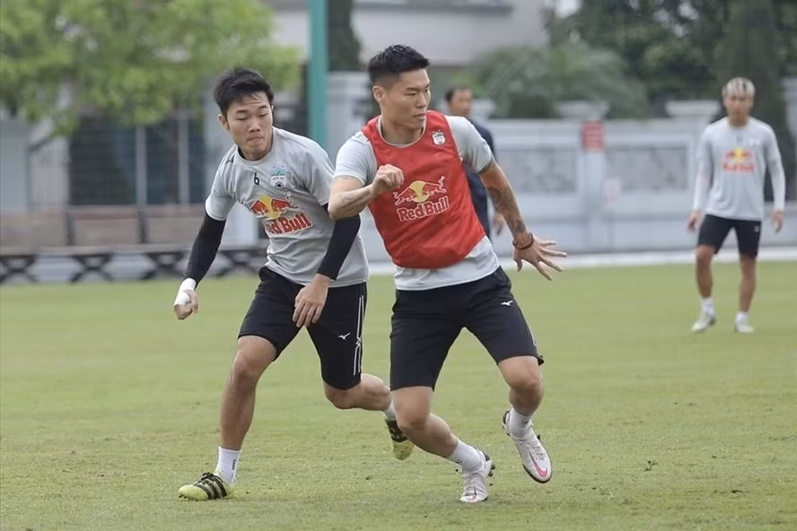 Xuân Trường và Kim Dong-su không thể thi đấu vòng 8 V.League 2021 do nhận đủ 3 thẻ vàng. Ảnh: Thanh Xuân