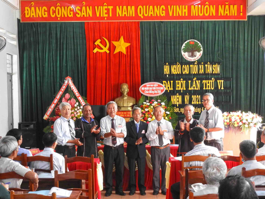 Ban chấp hành Hội Người cao tuổi xã Tân Sơn khoá VI ra mắt, nhận nhiệm vụ. Ảnh: Thanh Nhật