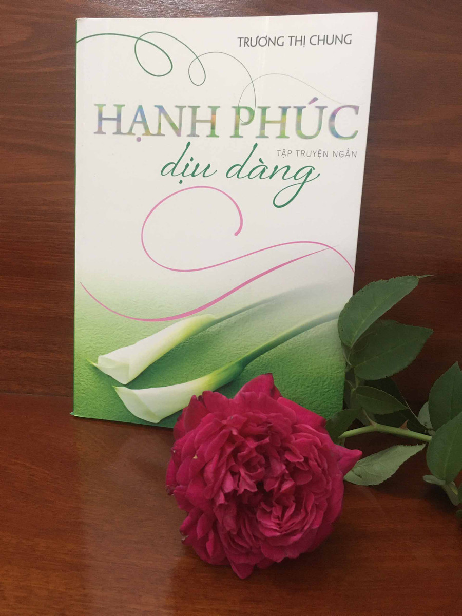 Bìa tập truyện ngắn “Hạnh phúc dịu dàng”. Ảnh: Kim Sơn