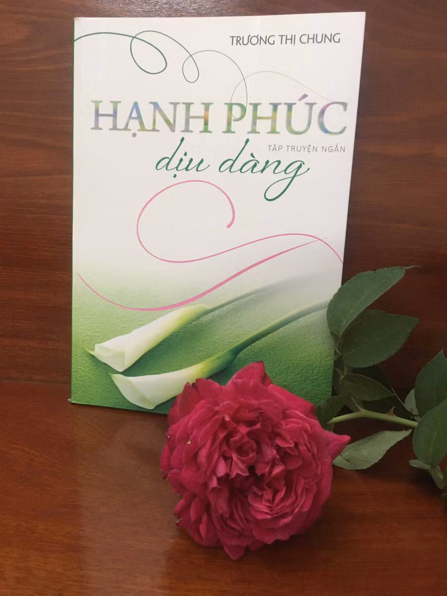 Bìa tập truyện ngắn “Hạnh phúc dịu dàng”. Ảnh: Kim Sơn