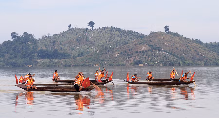 Hội đua thuyền độc mộc trên sông Pô Cô (xã Ia O, huyện Ia Grai) năm 2020. Ảnh: Phương Linh