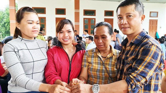 Ba nữ trưởng bản Cao Thị Vân, Phạm Thị Lệ, Phạm Thị Lâm (từ trái qua) đã dùng nước lá thay rượu trong bữa tiệc mừng đặc sản măng khô của người Mã Liềng